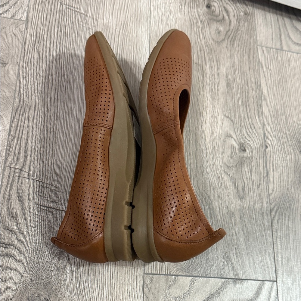 CLARKS Jenette Ease Perforated Ballet Flats in Brown Leather Size 8.5 NEW - Picture 6 of 9